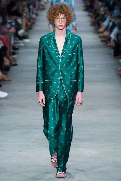 Look 32